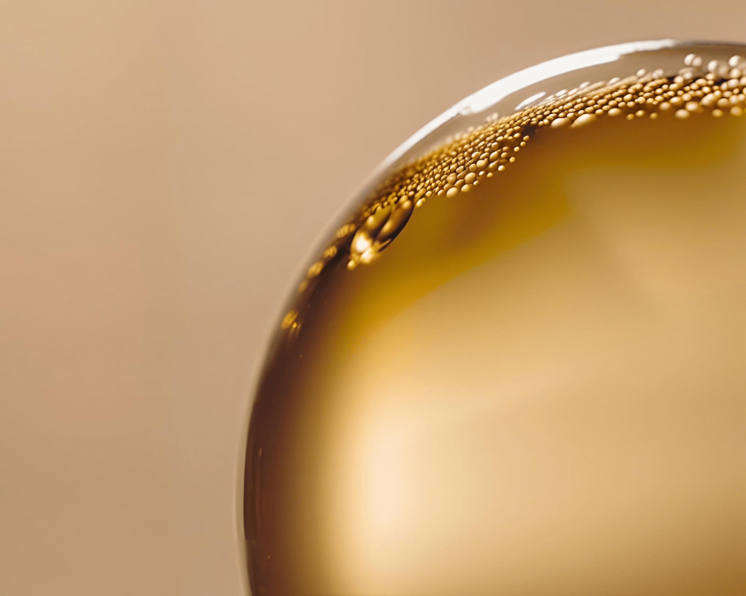 Einer goldenen Blase aus flüssigem Acacia Senegal Gum. Ein Verdicker für Kosmetik.